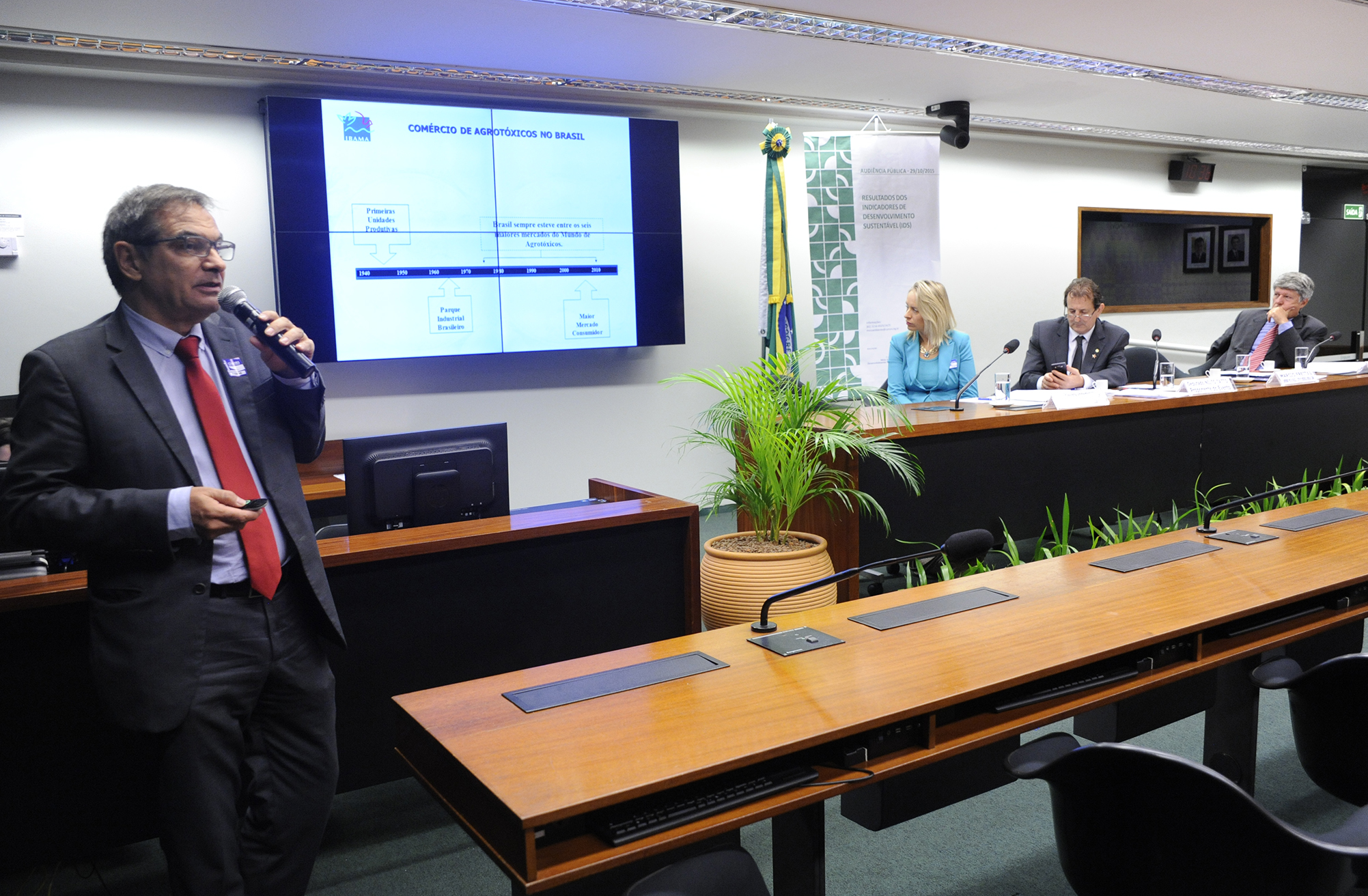 Aumento de uso de agrotóxicos preocupa deputados