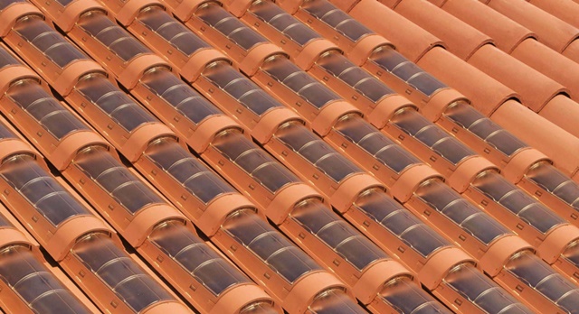 Empresas desenvolvem telha que substitui as placas solares