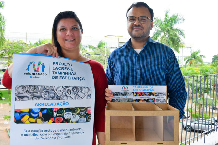 Matilde, com o cartaz, e Bruno, com a caixinha do projeto Lacres e Tampinhas de Esperança (Foto: Homéro Ferreira)
