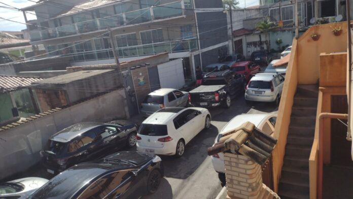FOTO: Os carros particulares engarrafam a Rua do Moinho na alta temporada.