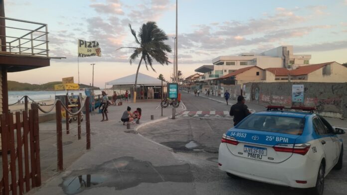 O 25º BPM mantém policiamento na orla do Peró, destinada a pedestres e ciclistas.