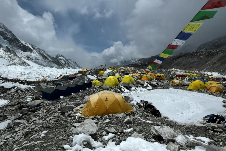 Desafios e Sacrifícios no Everest: Corpos de Alpinistas Surgem com o Degelo
